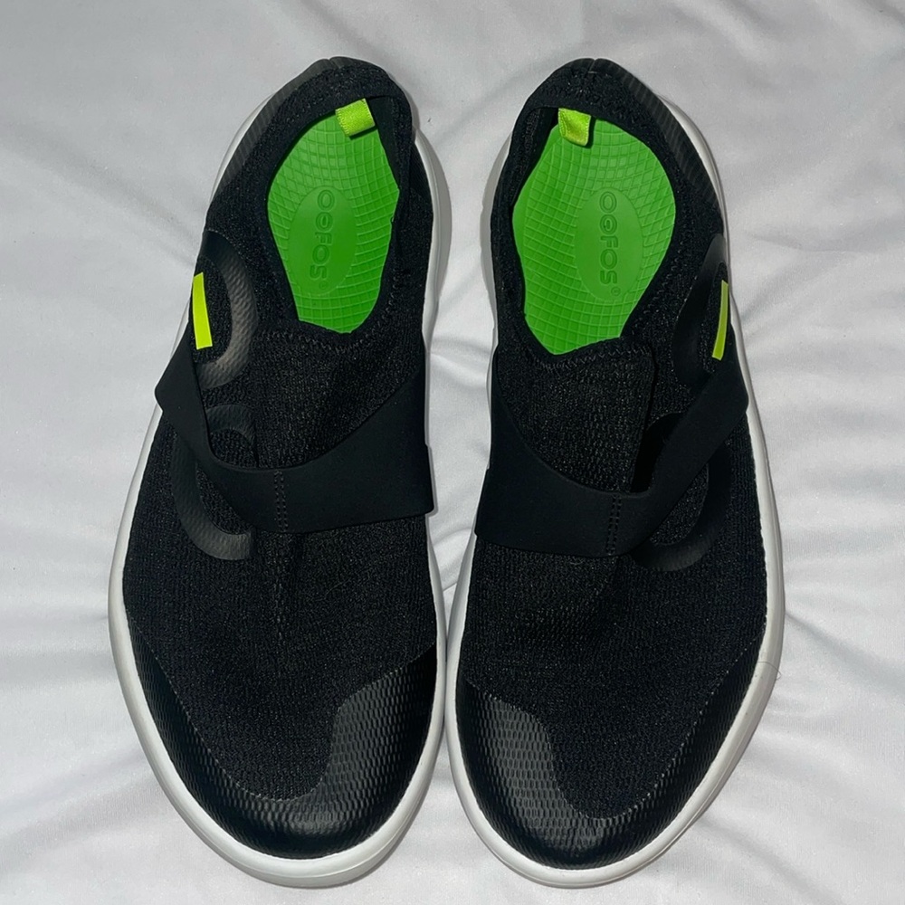 Men’s 00FOS shoes size 9, black with lime green detailing.